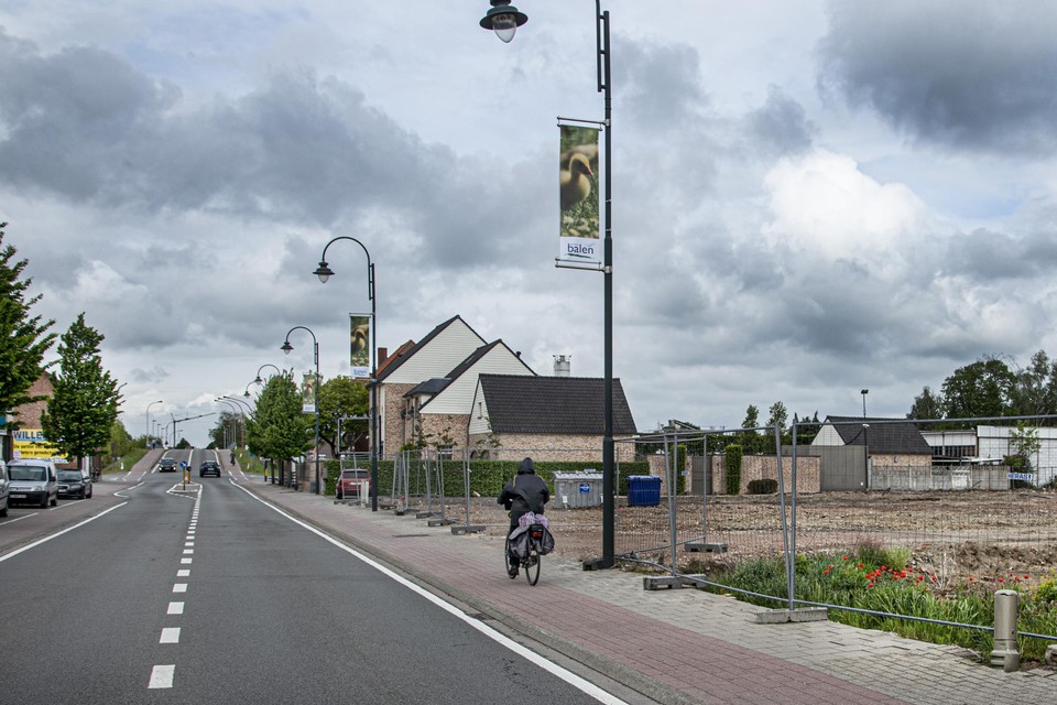 Op dit braakliggend stuk grond in de Vaartstraat verrijst weldra een vestiging van de Lidl.