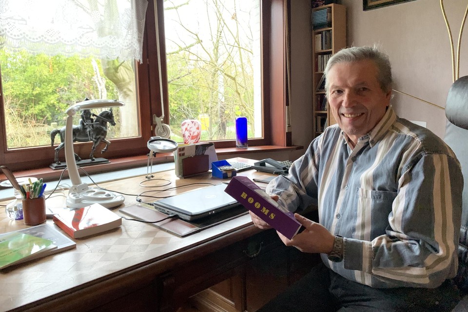 Alfred Michiels met het eerste exemplaar van ‘zijn’ woordenboek: Booms - Nederlands- Booms.