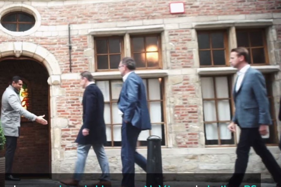 In het filmpje van Apache is te zien dat Bart De Wever, Koen Kennis, kabinetschef Philippe Beinaerts en OCMW-voorzitter Fons Duchateau op het feestje arriveerden. 