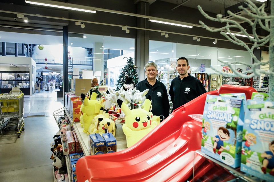 Roger en zoon Ward Van den Bergh in hun winkel in