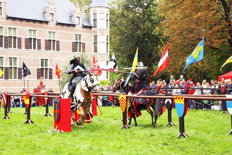 Bijzonder spectaculair is het steekspel. Ridders vechten voor de eer.