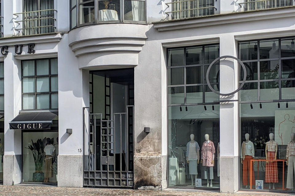 De gevel van de winkel raakte beschadigd.