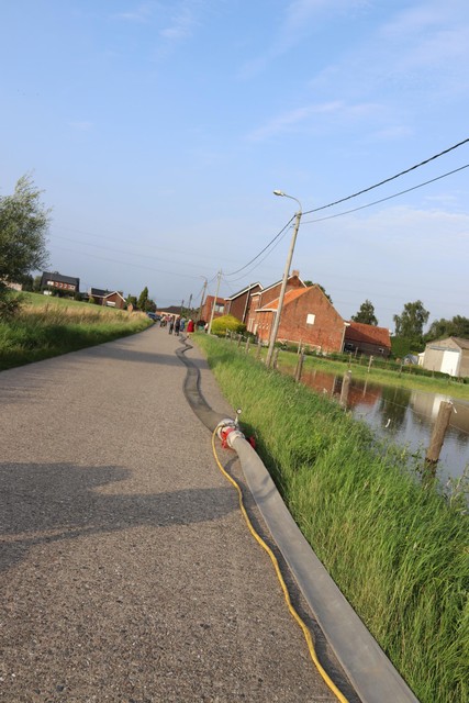 De brandweer legde over een afstand van 1.200 meter slangen om het water weg te pompen richting Leest-centrum.