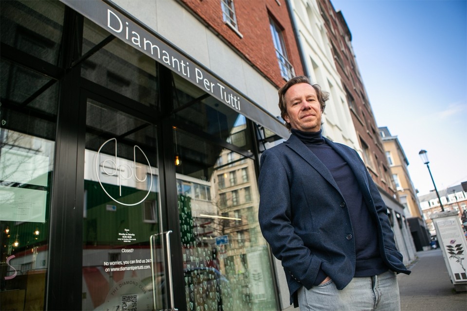 Zaakvoerder Edward Verté voor een van zijn twee winkels in Antwerpen 