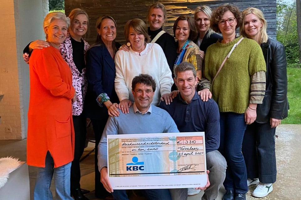 De vriendinnengroep Dancing Ladies uit Vosselaar overhandigde de opbrengst van hun benefietavond aan de organisatoren van De Berentocht.