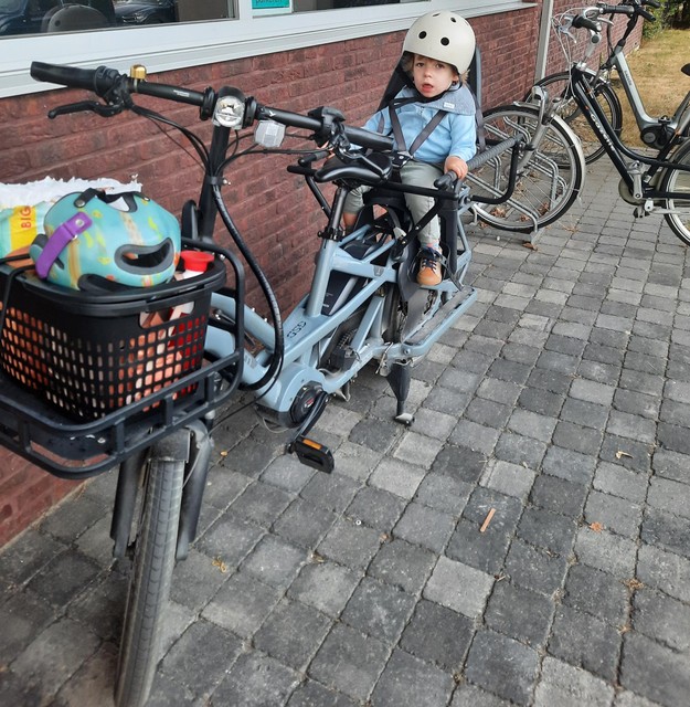 Emile heeft zijn zitje in de speciale fiets van mama. 