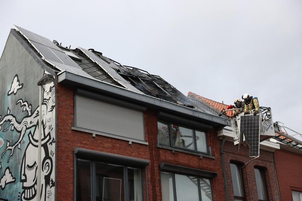 De brandweer moest verschillende zonnepanelen van het dak halen