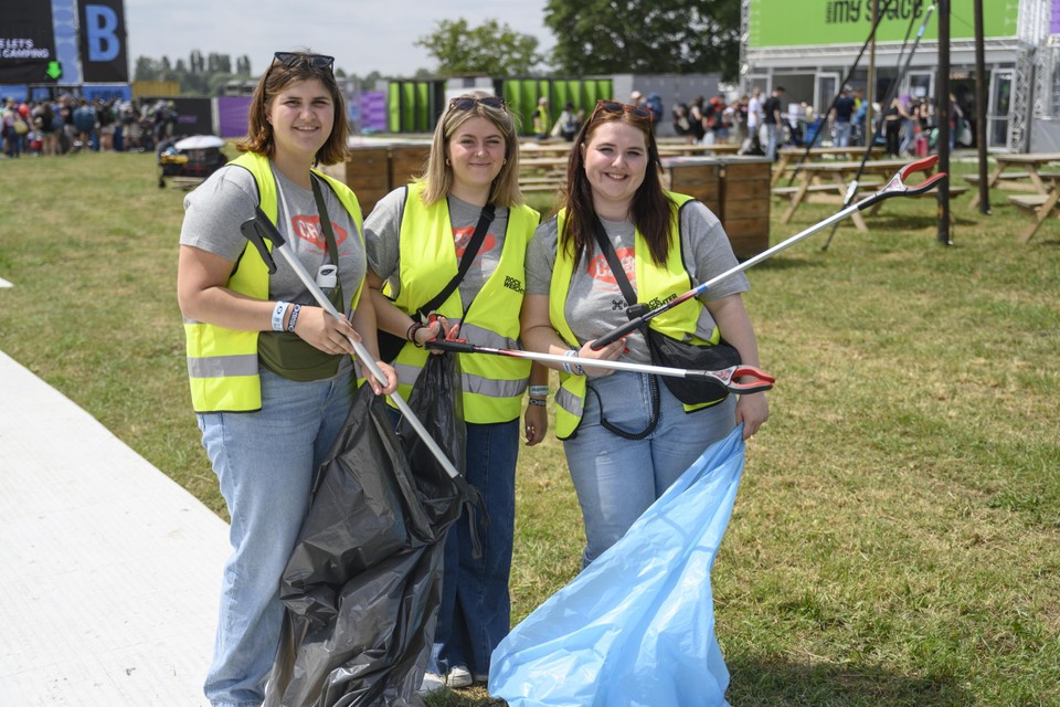 Freeke, Clarisse en Lisanne van de VUB-studentenvereniging Limburgia werken als vrijwilliger.