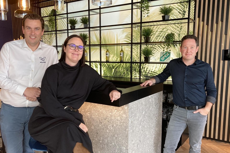 Andres Lesire, Tina Ermgodts en CEO Erik Wilms zijn trots op hun award.