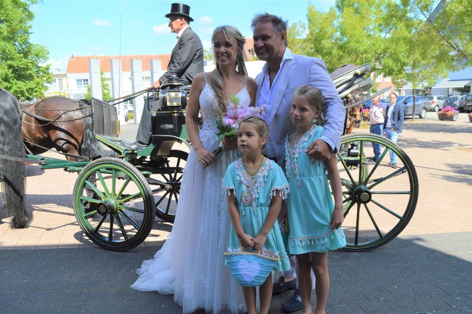 Ellis en Doran met bruidsmeisjes Avelin (9) en Vive (6), de dochters van Doran en plusdochters van Ellis. 