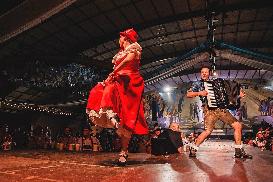 Johan Vleugelers zorgt zondag voor de nodige muzikale ambiance tijdens de Vlaamse Kermis in Herentals.