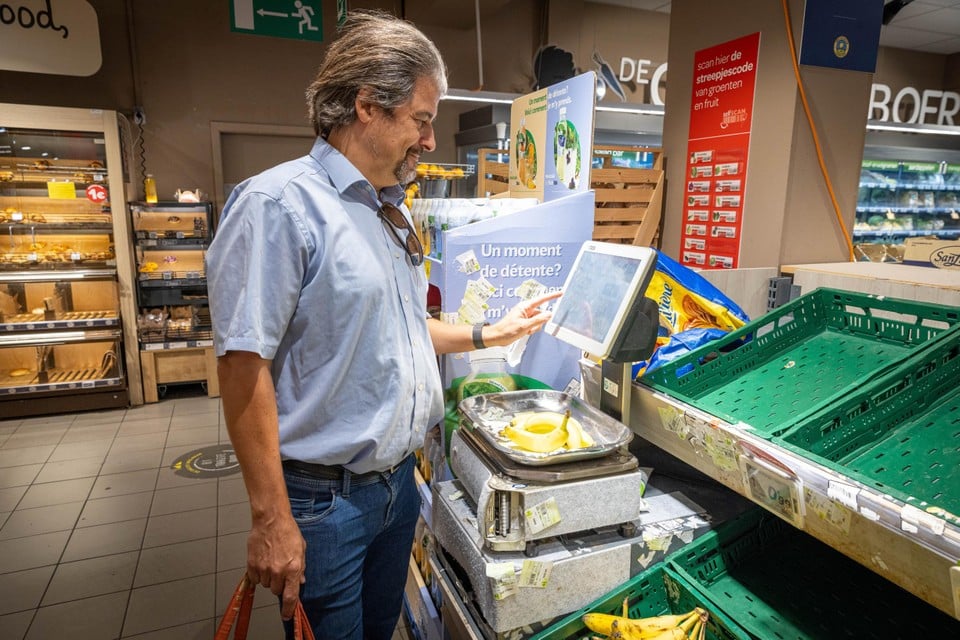 Stefan Bracke in de Carrefour Market in Edegem.