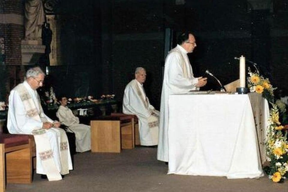 Deken Karel Heuten (links) en pastoor Cockaert aan het altaar. 