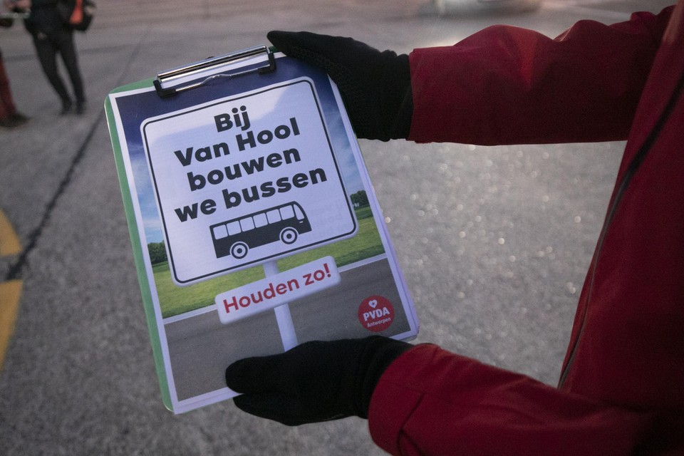 PVDA wil dat De Lijn minstens een deel van zijn nieuwe bussen in Koningshooikt laat bouwen. 