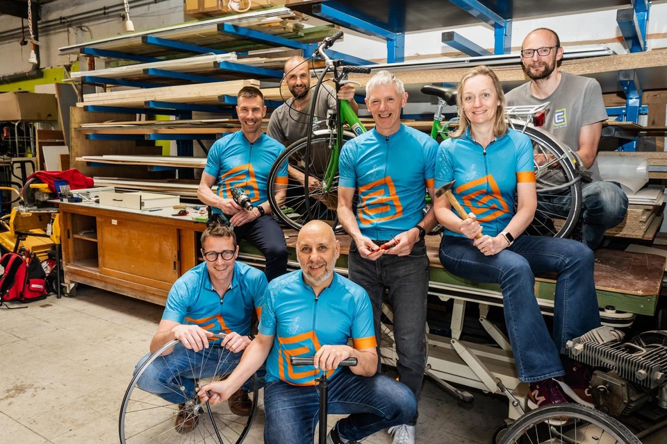 De acht fietsters voor Sint-Carolus zijn makkelijk te herkennen aan hun felblauwe outfit.