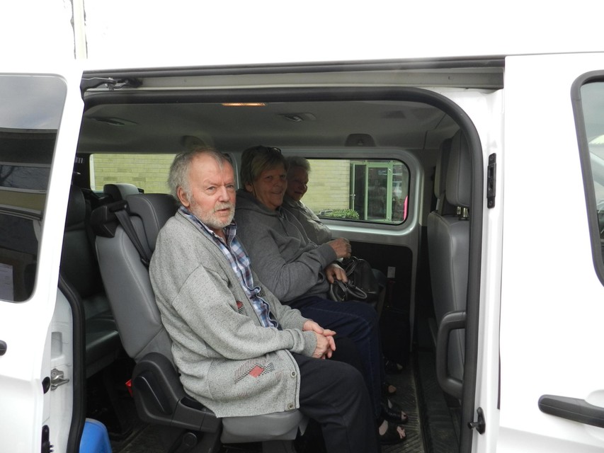 Klaar voor de eerste uitstap met de winkelbus.