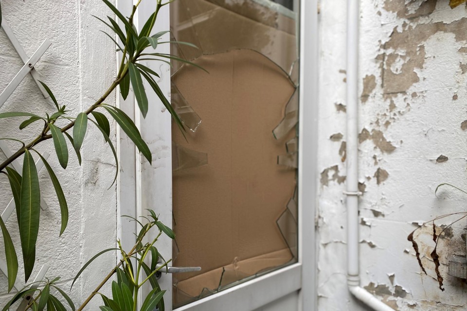 Op de Koningin Astridlaan werd de ruit van een achterdeur ingeslagen en renden de daders door het huis, om zo via de ring te proberen wegvluchten.