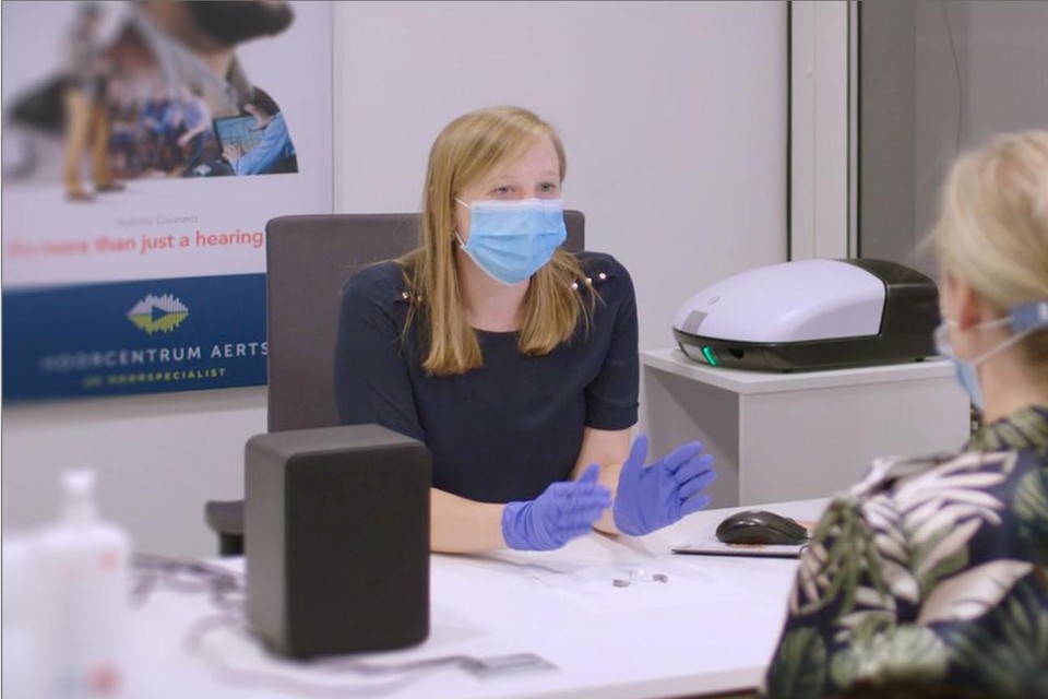 Ook in Hoorcentrum Aerts dragen de audiologen zelf mondmaskers. Na de upgrade kunnen klanten de modus dus meteen uittesten.