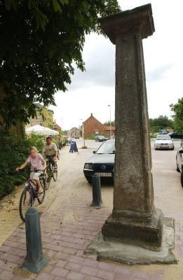 De historische schandpaal van Viersel, een uniek monument, kreeg in 2004 een betere plek bij de heraanleg van de Dijkstraat.