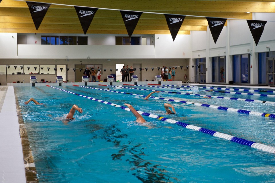 Stad Antwerpen laat in zwembad Wezenberg 30 zwemmers toe in plaats van de 24 die toegelaten zijn volgens de coronavoorschriften.   