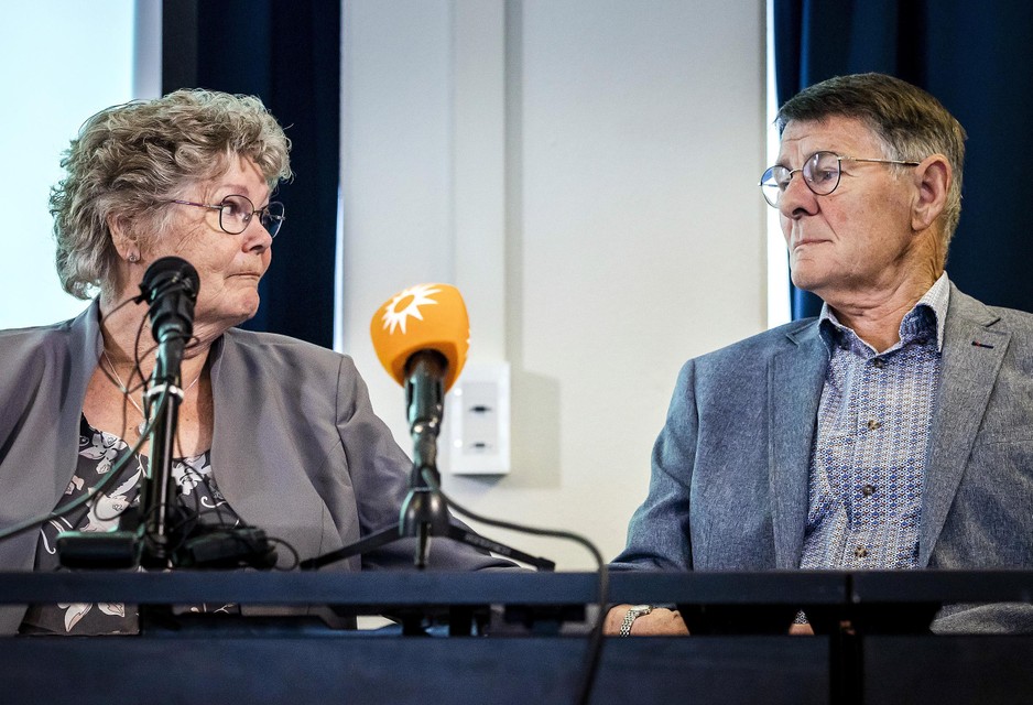 Ouders Corrie en Adrie Groen tijdens een persconferentie van misdaadjournalist Peter R. de Vries.