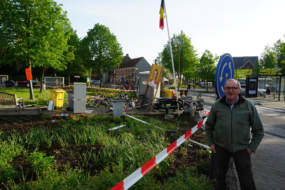 Neel Vermonden kan er wel om lachen dat ook de burgemeester en de Belgische vlag van het gemeentehuis op de rotonde zijn terechtgekomen.