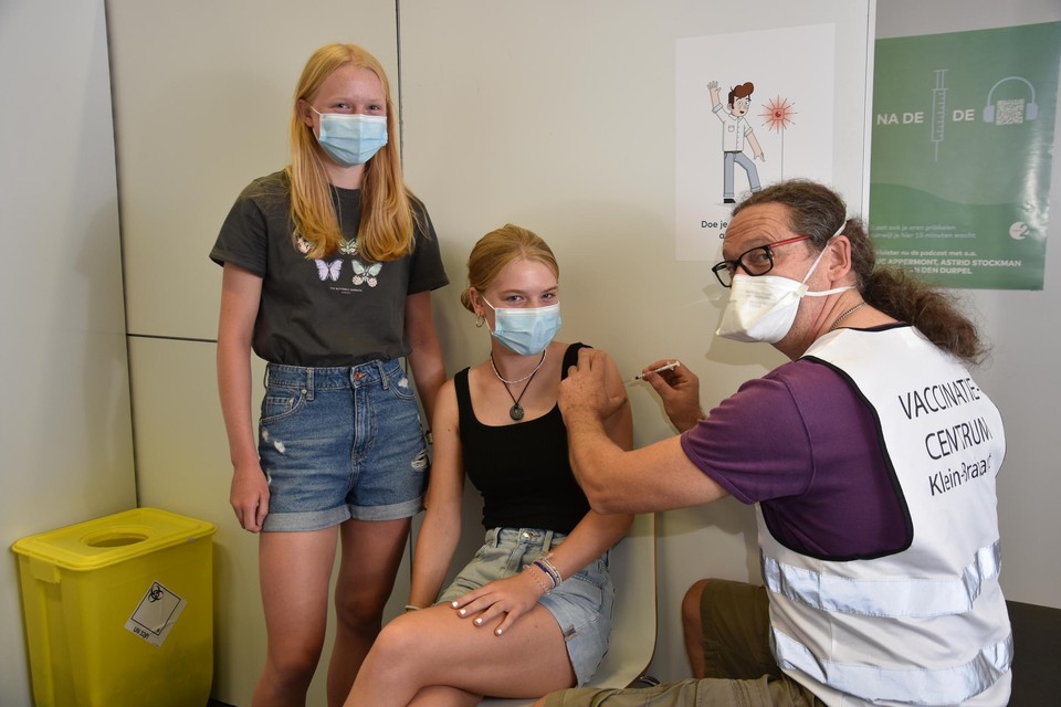 Elena (rechts) en Emmelien Schellemans kregen als laatsten een spuitje in het grote vaccinatiecentrum Klein-Brabant.