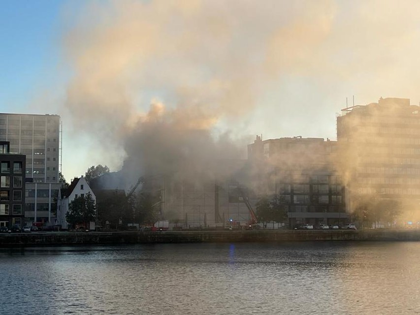 De brand zorgde zondag voor een grote rookontwikkeling op het Eilandje.