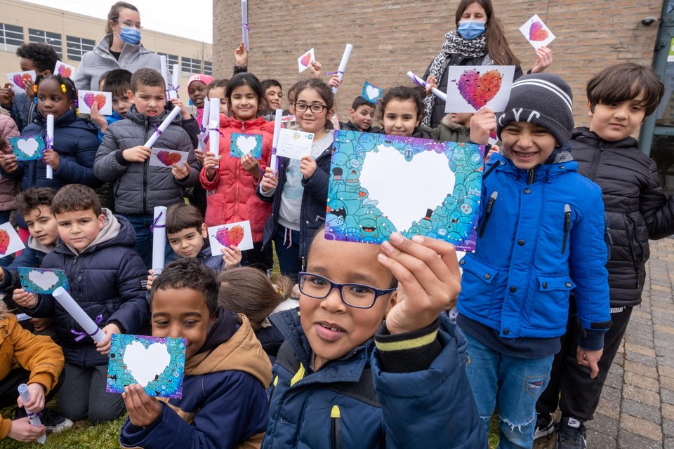 Donderdag ging een klas van basisschool Maria Boodschap haar kunstig bewerkte kaartjes en kleurplaten, inclusief een strikje, bussen in dienstencentrum Santiago.