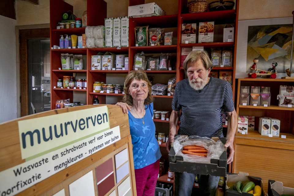 Joanna en Jos in hun recent geopende bio-buurtwinkeltje Zonnewortel in de Korte Spekstraat in Hallaar. 
