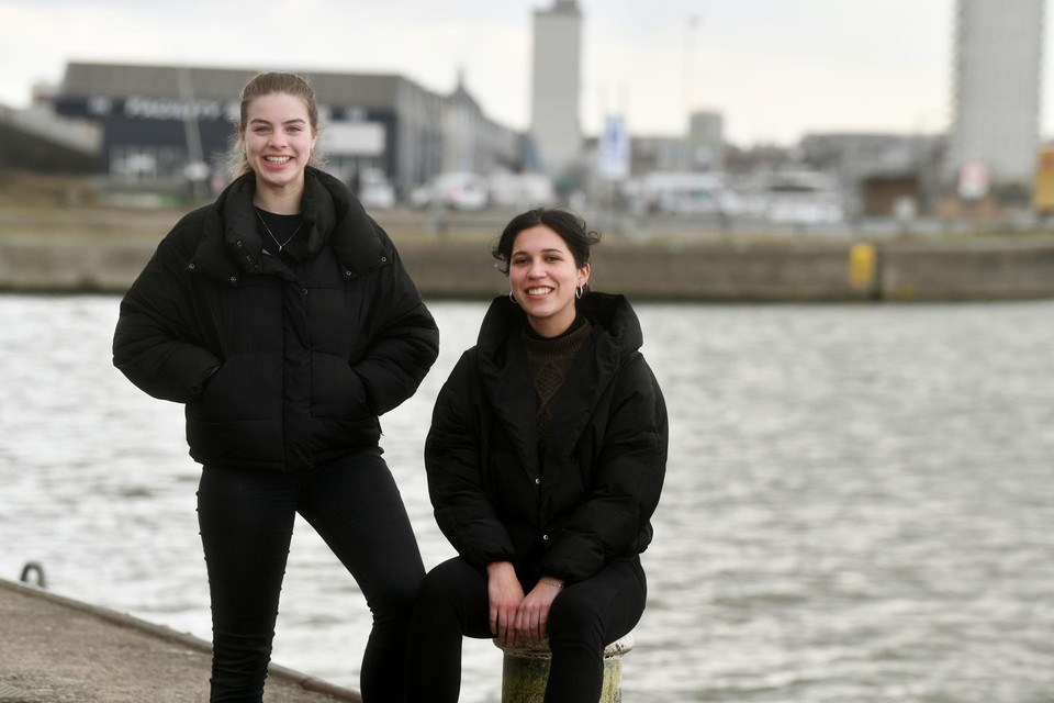 De Duitse meisjes Hanna Seegers (19) en Paulina Ramos Ristau (18) bieden vrijwillig een luisterend oor aan zeelieden in de Antwerpse haven.