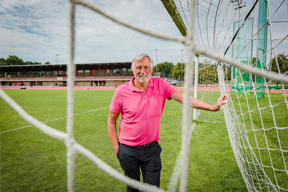 Mede-organisator Piet den Boer op een van de voetbalvelden in De Nekker. 