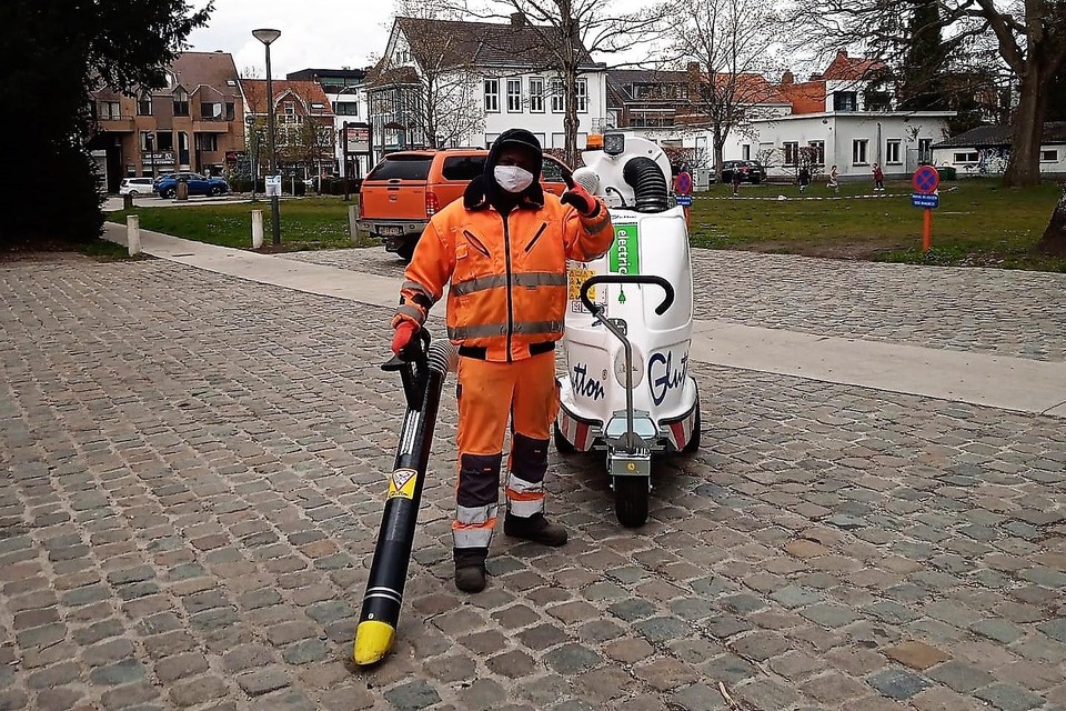 Clifton zoals de Schildenaren hem gekend hebben: ijverig aan het werk en vriendelijk tegen voorbijgangers.