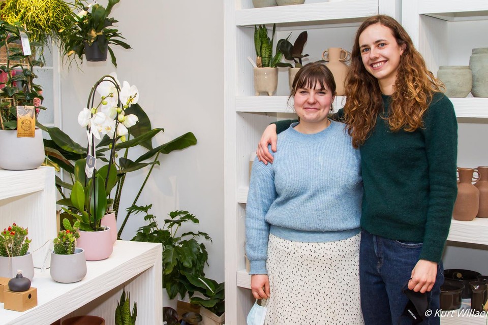 Alicia en Chloë zijn zichtbaar trots op hun eigen bloemenwinkel.