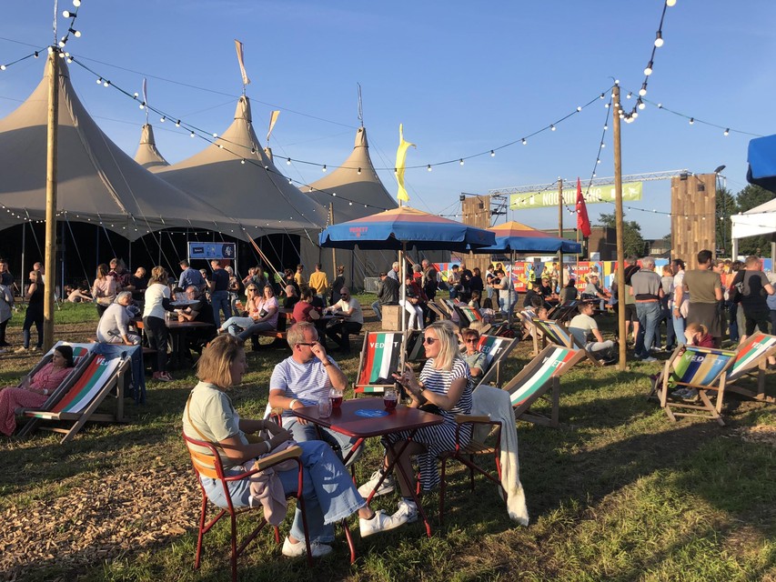 De gezelligheid begint op het zomerterras.