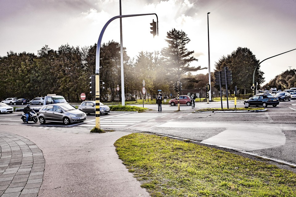 De nieuwe verkeerslichten op het kruispunt aan de Steenweg op Zevendonk in Turnhout zijn pas vanaf 10 december in werking. 