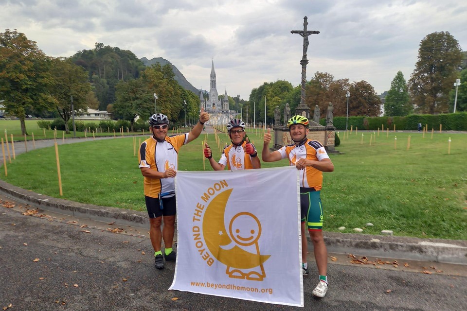 Jan Adriaenssen, Nest De Vries en Boudewijn Geentjens hebben met hun fiets het Franse bedevaartsoord Lourdes bereikt. Ze fietsten vanuit Wechelderzande in tien dagen 1.240 kilometer ten voordele van Beyond The Moon. 