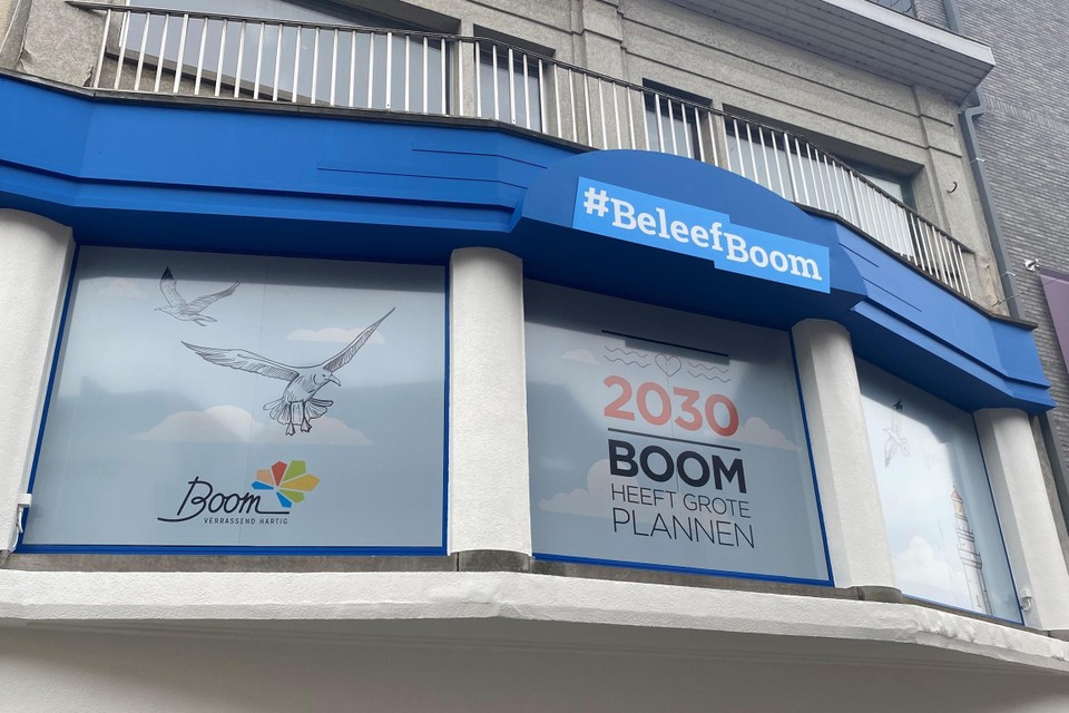Banners aan de ramen van het pand van het vroegere Electro Claes maken duidelijk dat Boom grote plannen heeft. 