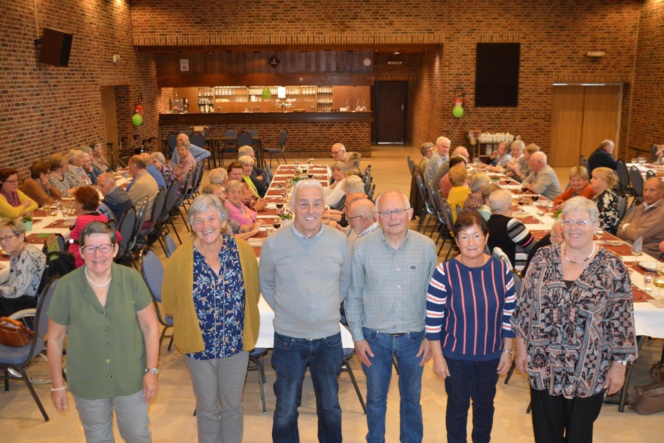 Het nieuw bestuur en de ondersteunende teamleden voor de zaal.