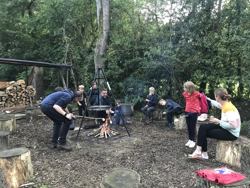 Marshmallows op een stokje roosteren boven het vuur.