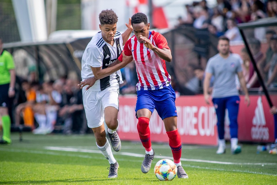 Koni De Winter (links) in actie in een jeugdwedstrijd van Juventus tegen Atletico Madrid