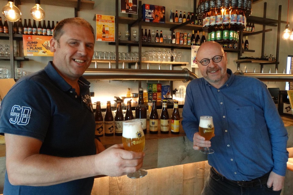 Zaakvoerders Kristof en Stefaan blikken met een Troubadour in de hand terug op het 25-jarig bestaan van de brouwerij.