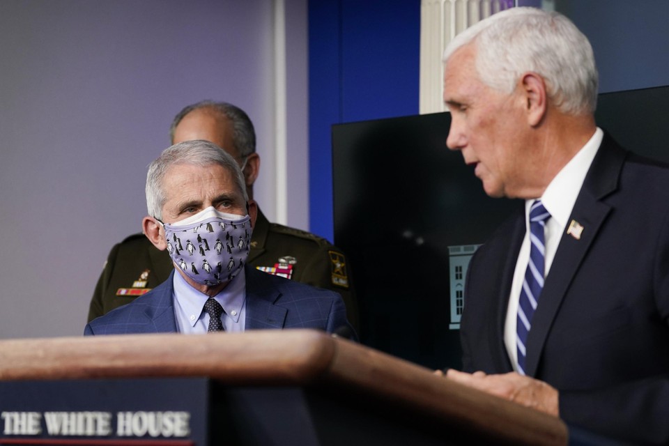 Fauci (links) en Pence.