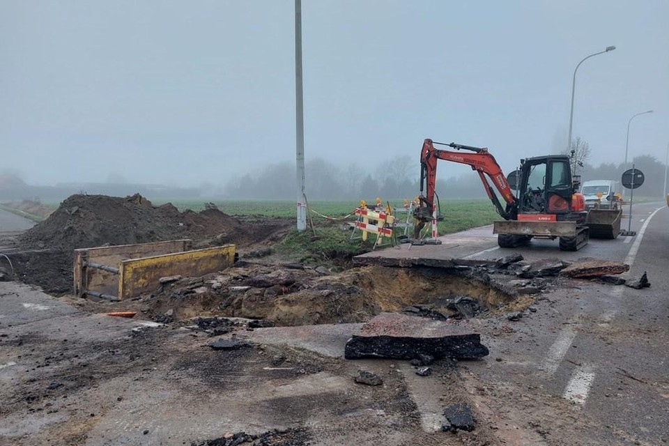 De verzakking op het kruispunt van Winkelom met Seppendijk blijkt ernstiger dan gedacht.