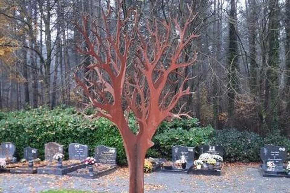 De sterrenboom op de begraafplaats van Blauberg. 