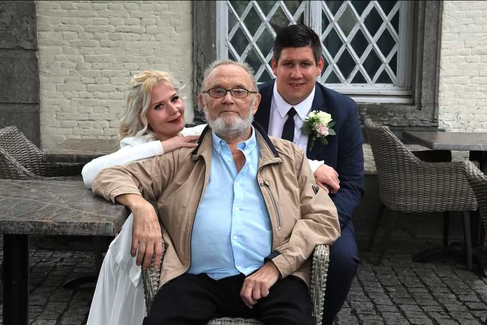 Jacques Bosman (77) is op 77-jarige leeftijd overleden. Hier zien we hem met zijn kleinzoon en beste vriend Jonathan op diens trouw met Shani.