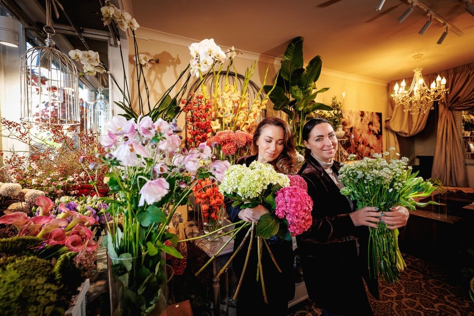 “Eerst was de eigenaar wat terughoudend, maar wij hebben hem toch kunnen overtuigen”, zegt Oksana (rechts), die de winkel samen met Natasha uitbaat.