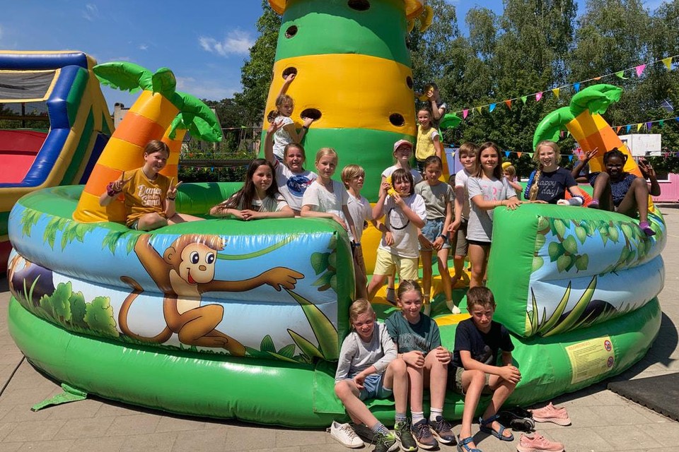 Onder meer enkele springkastelen zorgden tijdens het Bubbelfeest voor een uitzinnige stemming.
