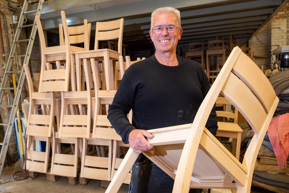 In het atelier van Gunter Schoolmeesters staan nog een tweehonderdtal stoelen. Die mogen allemaal weg tijdens een stockverkoop. 