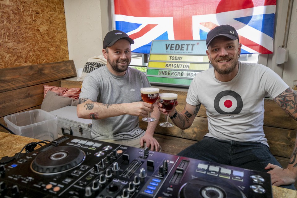 Na het vat van , trakteert DB Brighton Today de cafébezoekers de rest van de avond op Britpop.